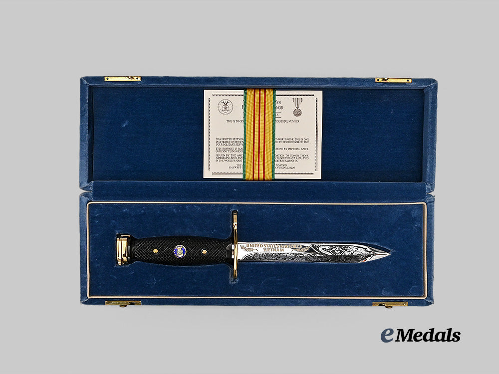 united_states._a_u._s_army_vietnam_commemorative_bayonet_of_honour,_in_case_e_medals__w8470_4