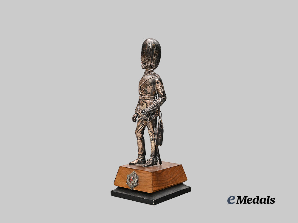 canada._a_governor_general’s_foot_guards_soldier_statue_e_medals__m0473-57_4