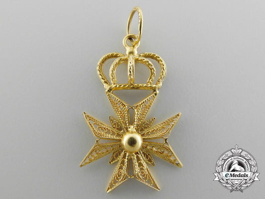 a_fine_filigree_maltese_cross_pendant_in_gold_c_0087