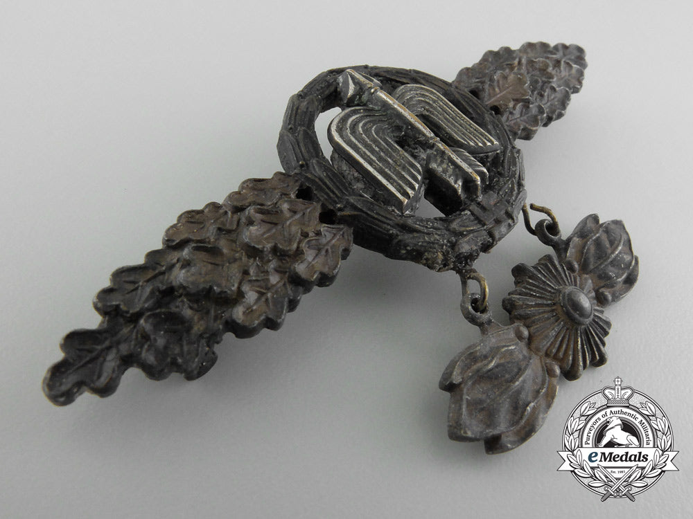 germany,_luftwaffe._a_squadron_clasp_for_figher_pilot's,_gold_grade,_by_rudolf_karneth_c_4512_1