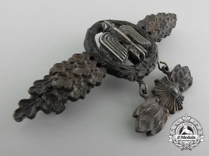 germany,_luftwaffe._a_squadron_clasp_for_figher_pilot's,_gold_grade,_by_rudolf_karneth_c_4512_1