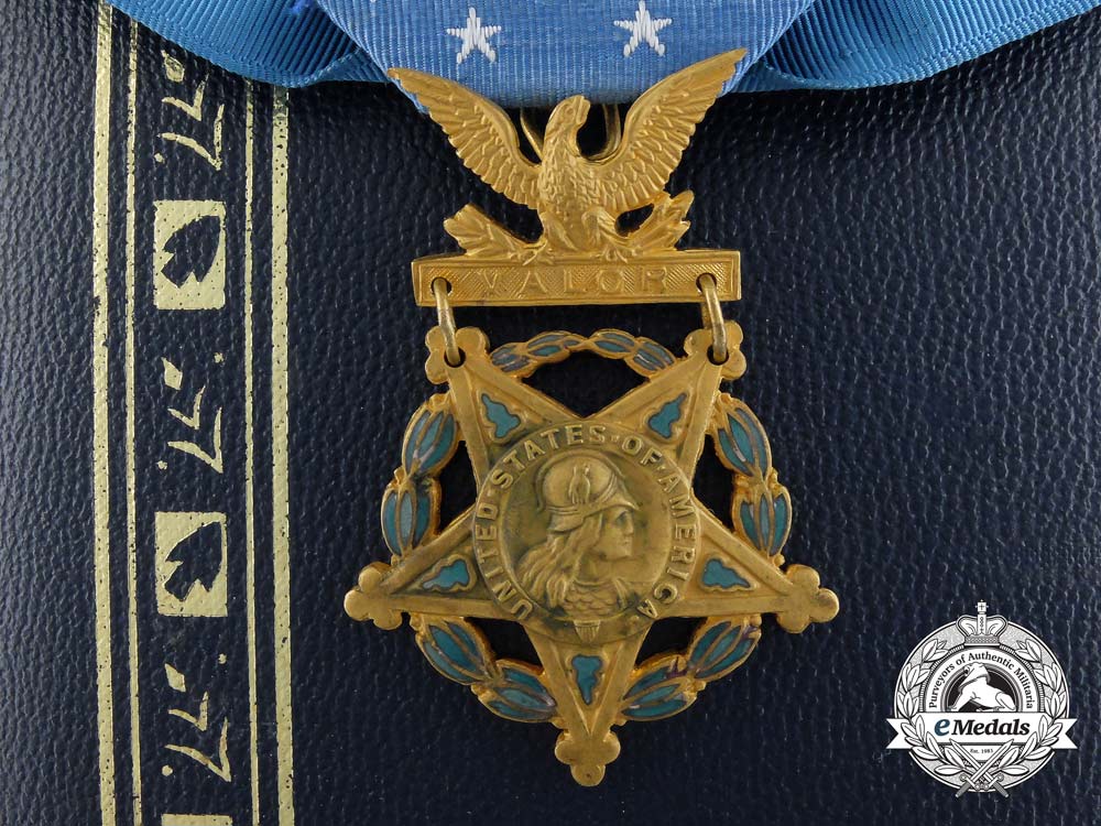 an_american_army_medal_of_honor;_type_vi(1964-_present)_with_case_c_8033