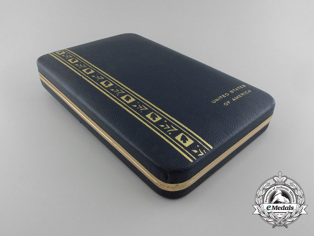 an_american_army_medal_of_honor;_type_vi(1964-_present)_with_case_c_8034