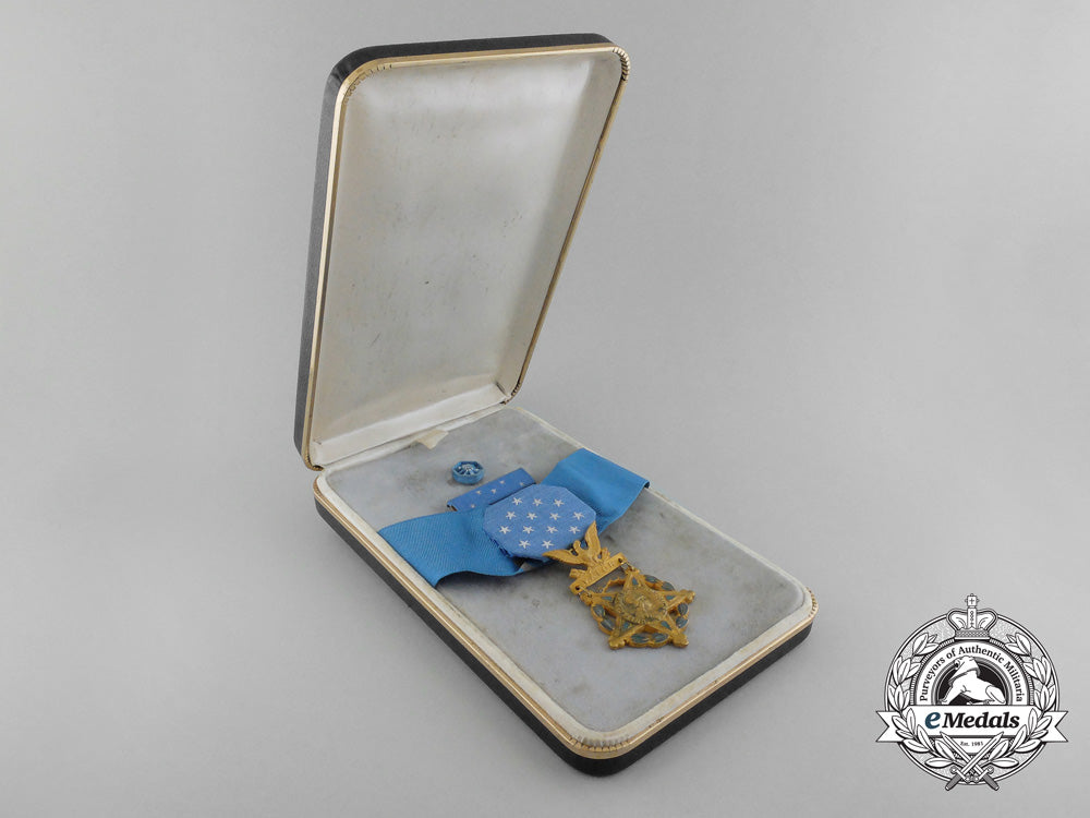 an_american_army_medal_of_honor;_type_vi(1964-_present)_with_case_c_8035
