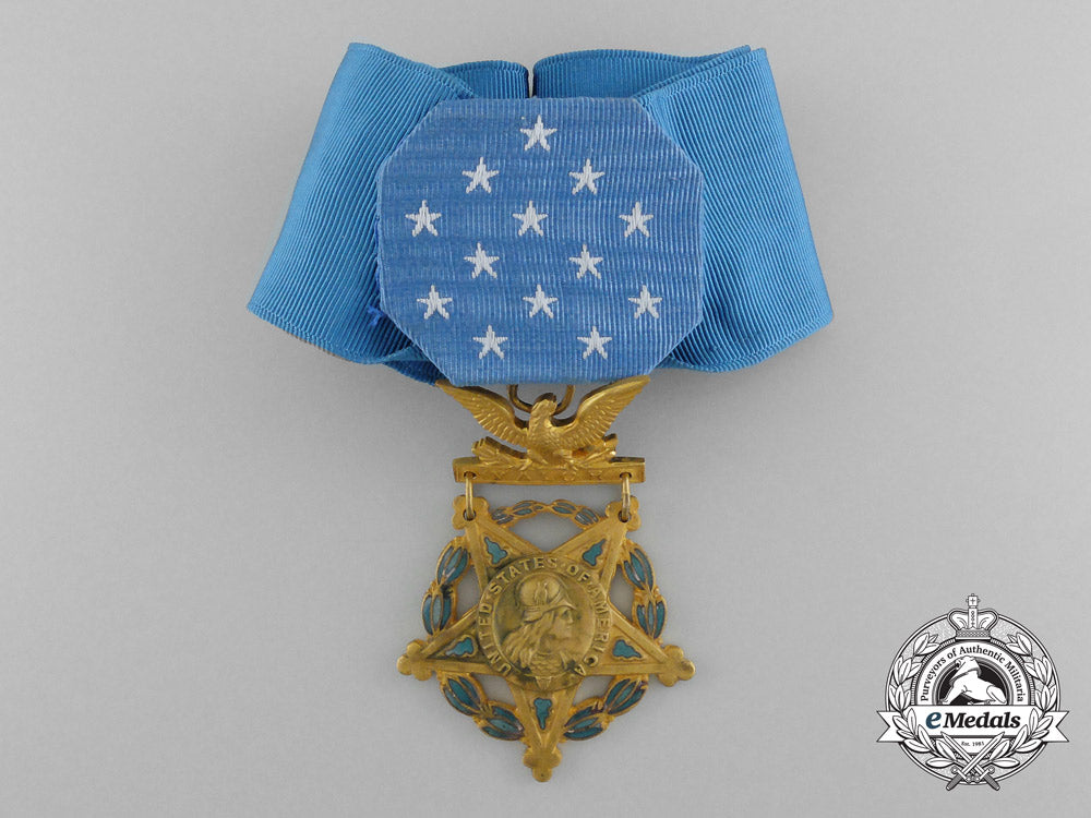 an_american_army_medal_of_honor;_type_vi(1964-_present)_with_case_c_8036