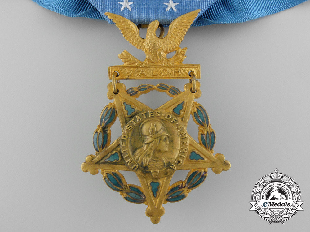 an_american_army_medal_of_honor;_type_vi(1964-_present)_with_case_c_8037