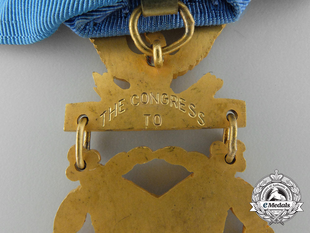 an_american_army_medal_of_honor;_type_vi(1964-_present)_with_case_c_8039