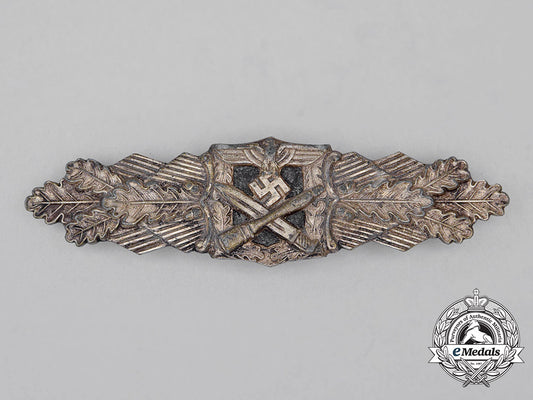 a_silver_grade_close_combat_clasp_by_the_unknown6-_dot_maker_cc_0456