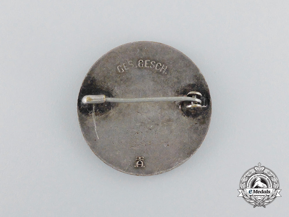 an_association_of_the_sisters_of_the_german_red_cross_membership_badge_by_hermann_aurich_cc_1985