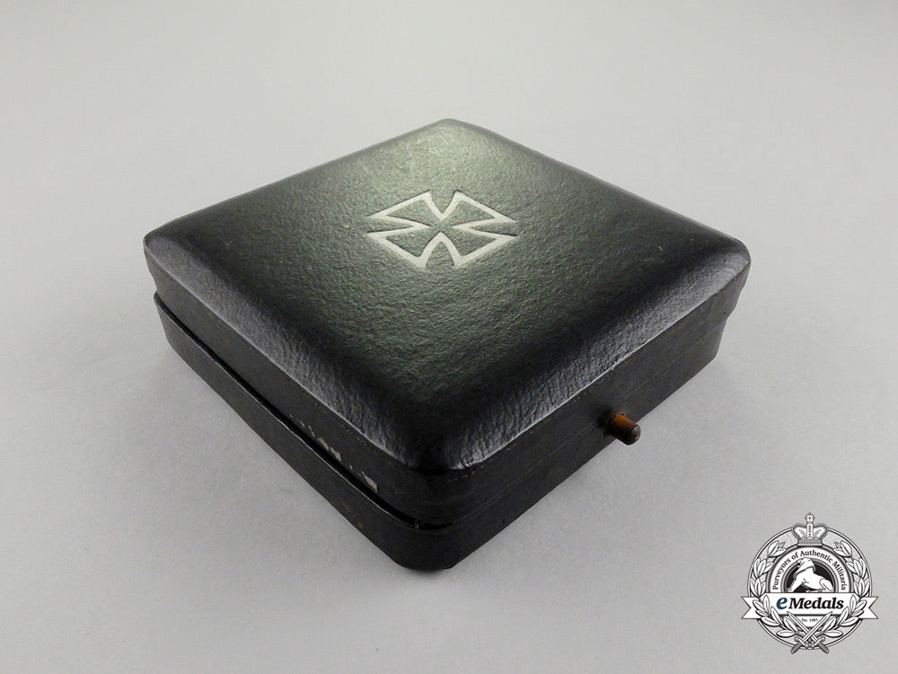 germany._an_iron_cross1939_first_class_in_its_case_of_issue_cc_2271