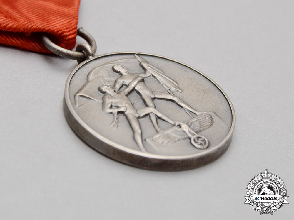 an_austrian_anschluss_commemorative_medal_for_march13,1938_in_its_case_of_issue_cc_2455_2_1