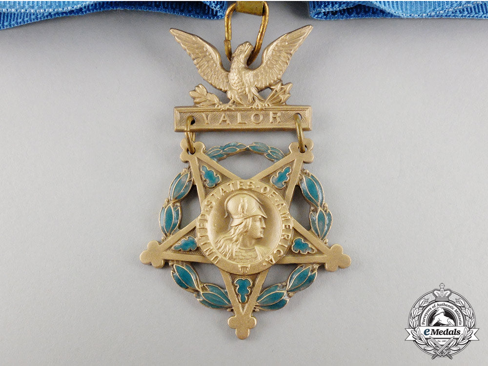 an_american_army_medal_of_honor;_type_vi(1964-_present)_cc_2522