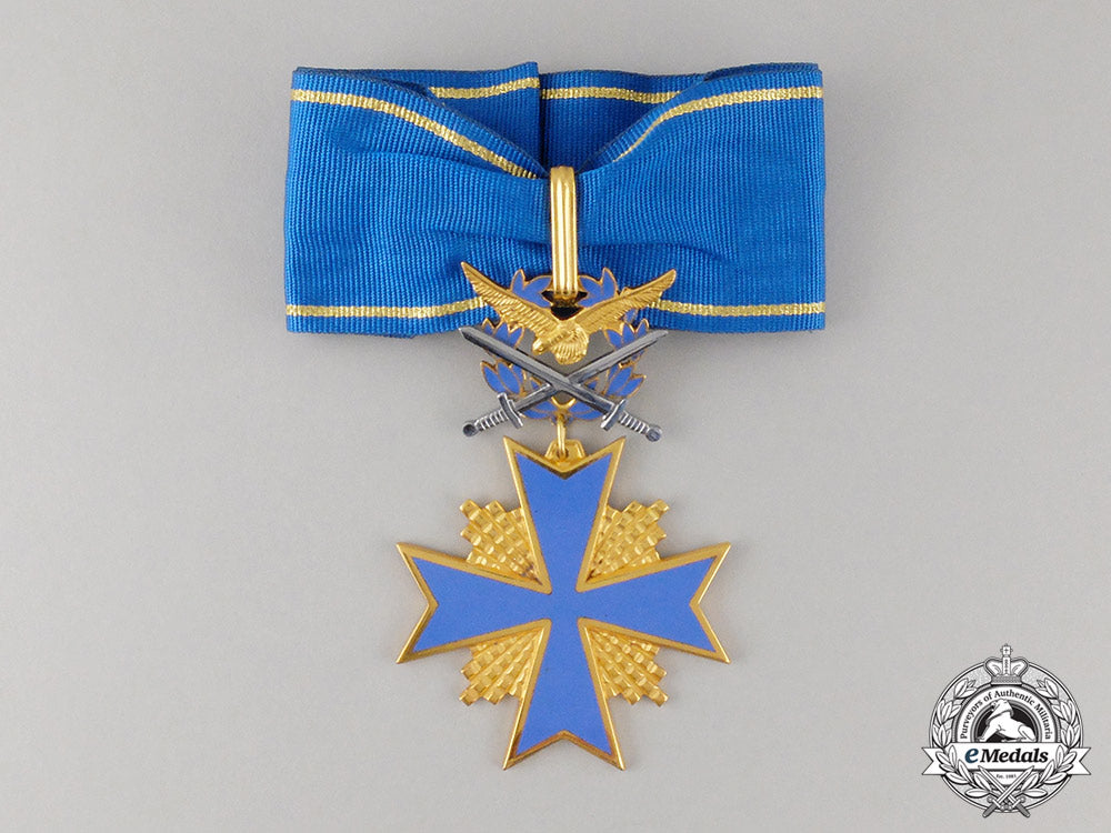 a_chilean_air_force_order_of_aeronautical_merit;1_st_class,_grand_cross_set_cc_2561_1_1