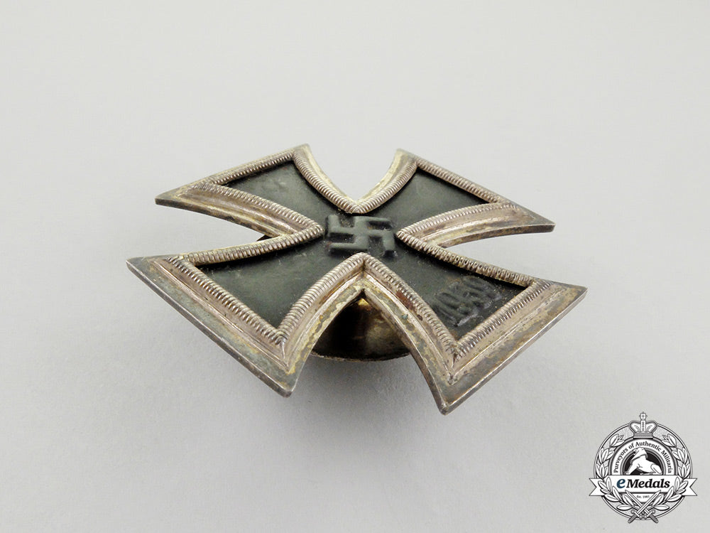 an_iron_cross1939_first_class_screwback_version_by_alois_rettenmaier_cc_3068