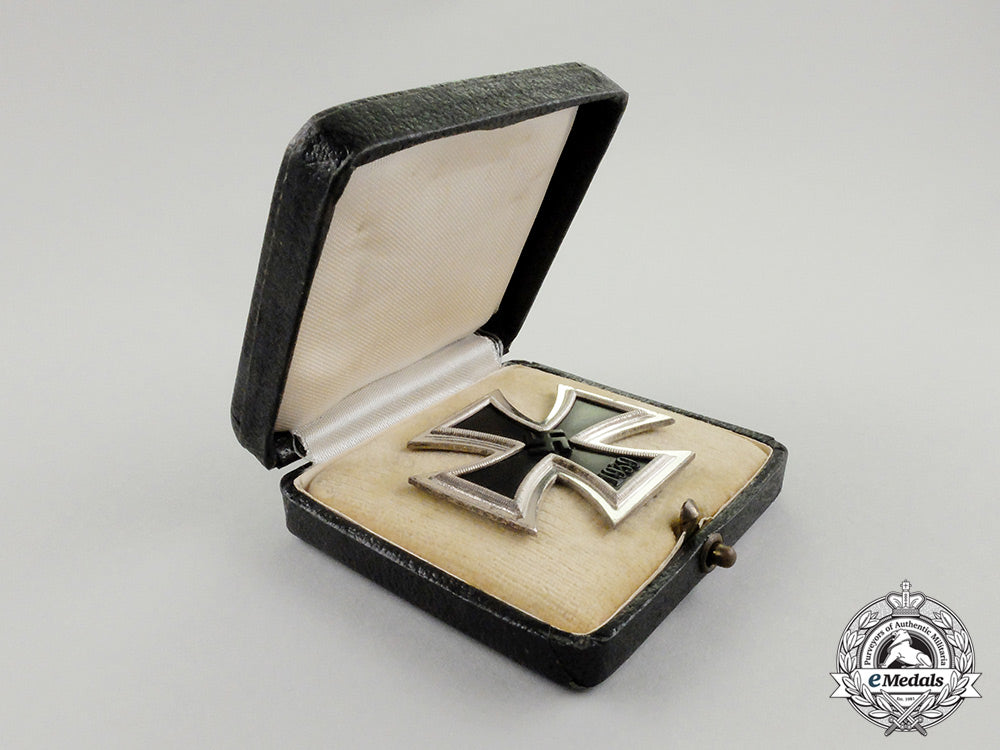 an_absolutely_mint_iron_cross1939_in_its_case_of_issue_cc_3880