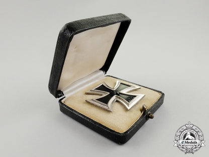 an_absolutely_mint_iron_cross1939_in_its_case_of_issue_cc_3880