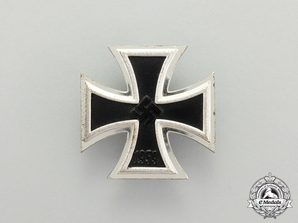an_absolutely_mint_iron_cross1939_in_its_case_of_issue_cc_3881