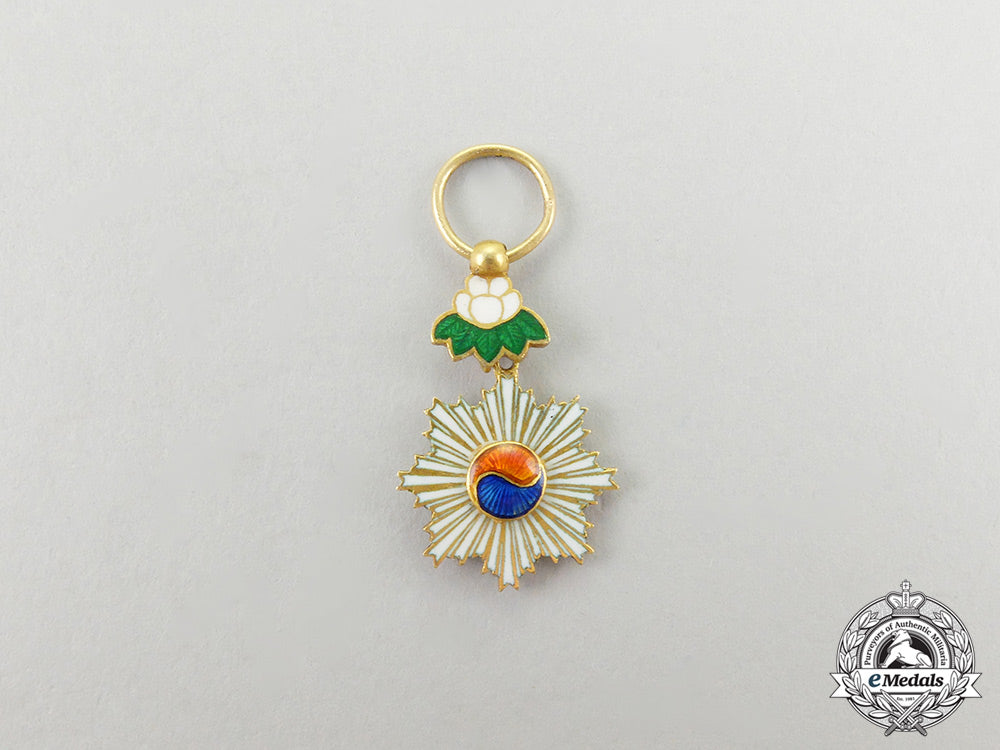 a_miniature_korean_order_of_the_taeguk_in_gold_cc_4247