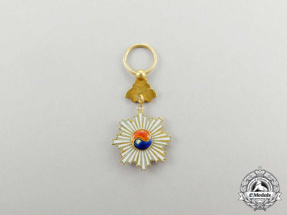 a_miniature_korean_order_of_the_taeguk_in_gold_cc_4248