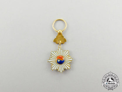 a_miniature_korean_order_of_the_taeguk_in_gold_cc_4248