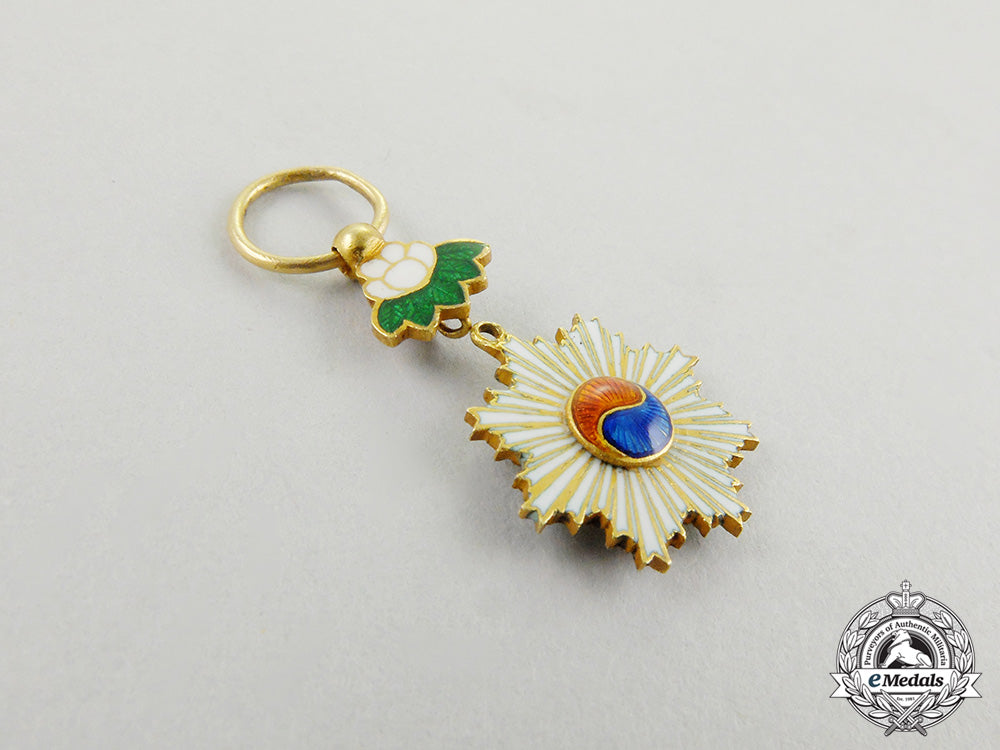 a_miniature_korean_order_of_the_taeguk_in_gold_cc_4249