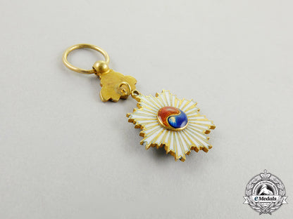 a_miniature_korean_order_of_the_taeguk_in_gold_cc_4250