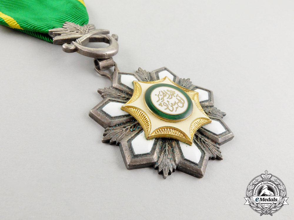a_saudi_arabian_order_of_abdul_aziz;_knight_with_case_cc_4447