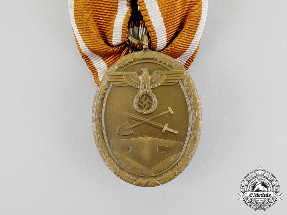 a_court_mounted_third_reich_period_german_defence_wall(_west_wall)_medal_cc_7195
