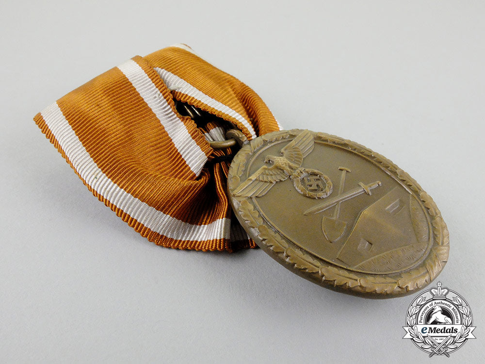 a_court_mounted_third_reich_period_german_defence_wall(_west_wall)_medal_cc_7198