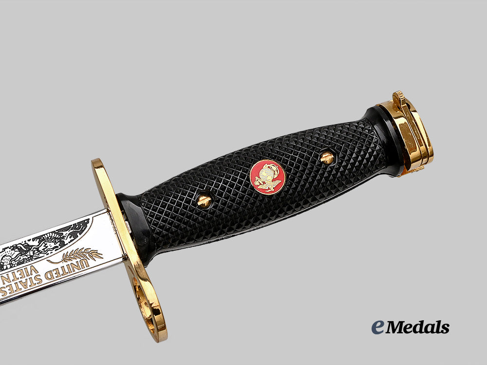 united_states._a_u._s_marines_vietnam_commemorative_bayonet_of_honour,_in_case_e_medals__w8471_10