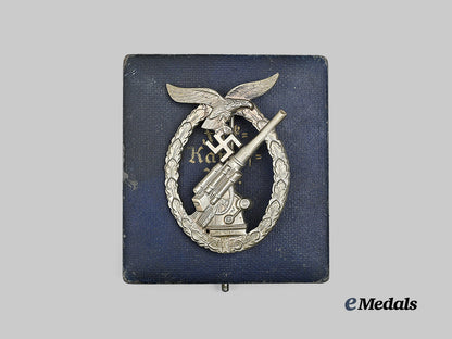 germany,_luftwaffe._a_flak_badge,_with_first_pattern_case,_by_gustav_brehmer_e_medals__g62687_4