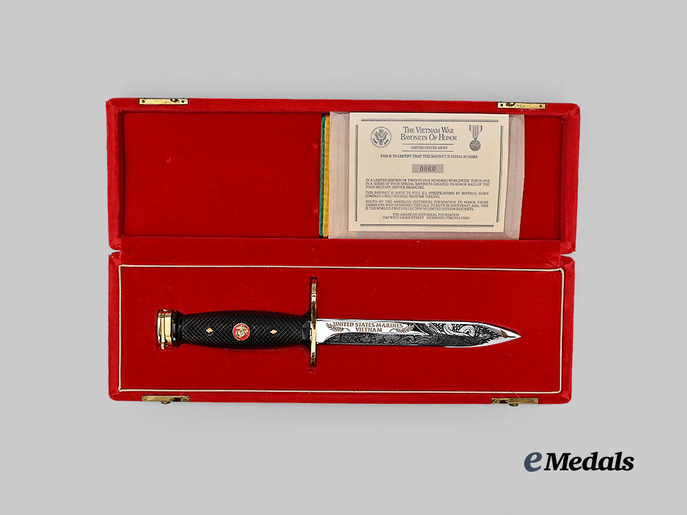 united_states._a_u._s_marines_vietnam_commemorative_bayonet_of_honour,_in_case_e_medals__w8471_4