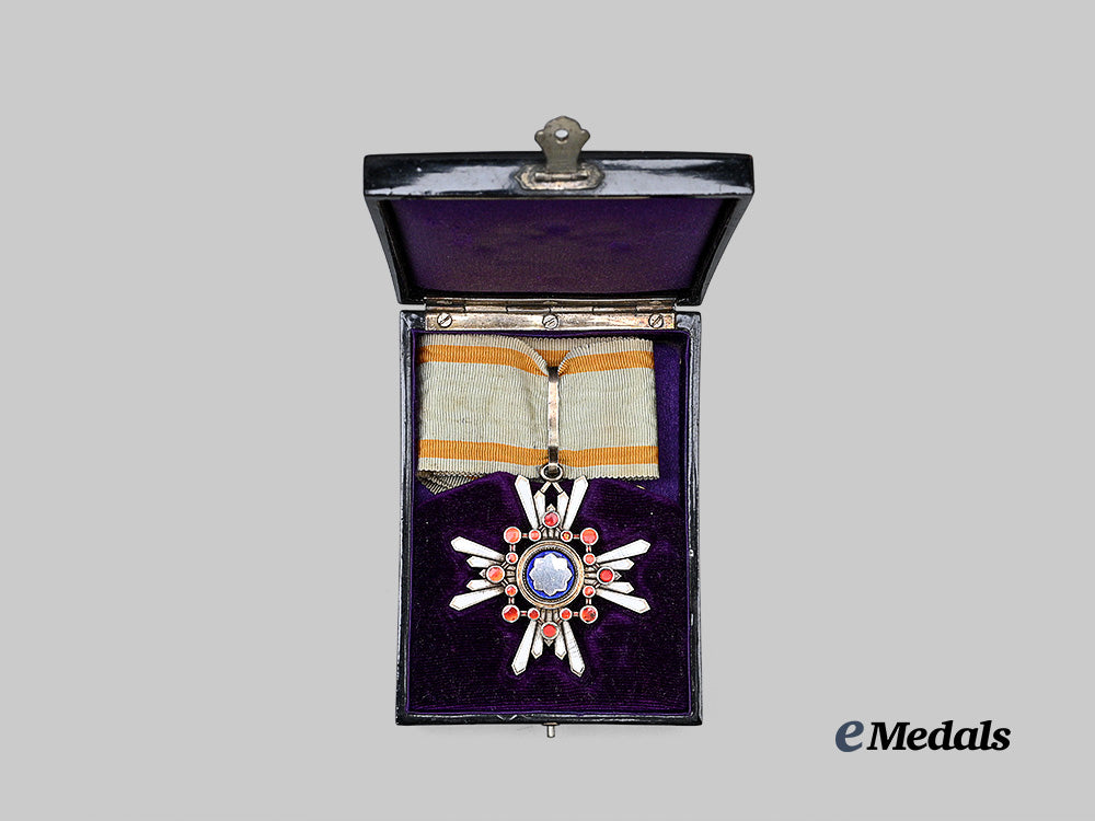 japan,_empire._a_cased_order_of_the_sacred_treasure,_i_i_i_class,_c.1935_e_medals__m0625-100_3
