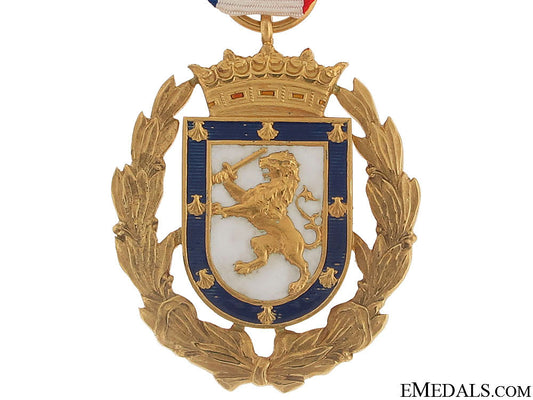 city_of_santiago_medal_to_the_duchess_of_kent,1959_chi504a