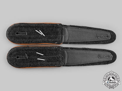 germany,_luftwaffe._a_pair_of_unteroffizier’s_shoulder_straps;_signals_unit,_air_signals_school_ci19_0130_1