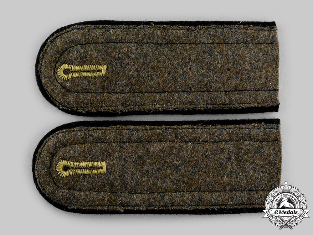 germany,_third_reich._a_pair_of_rad_truppfuhrer’s_shoulder_straps_ci19_0136_1