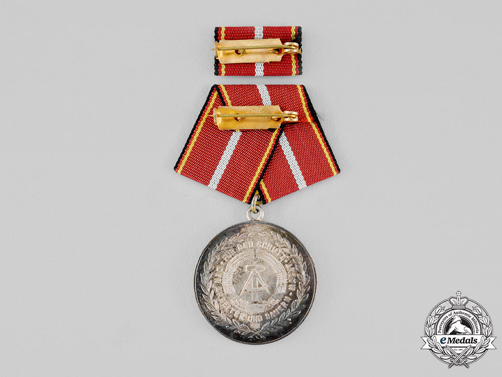 germany,_gdr._a_national_people’s_army(_nva)_distinguished_service_medal,_silver_grade,_with_case_ci19_0325