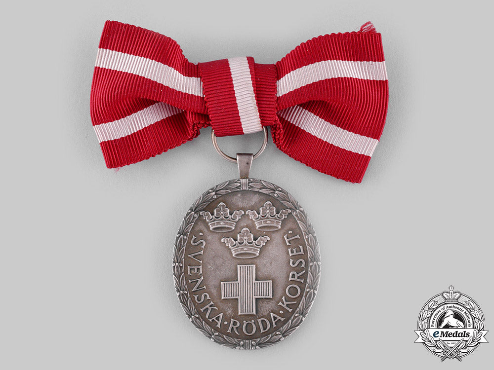 sweden,_kingdom._a_red_cross_medal_for_ladies1968_ci19_1175