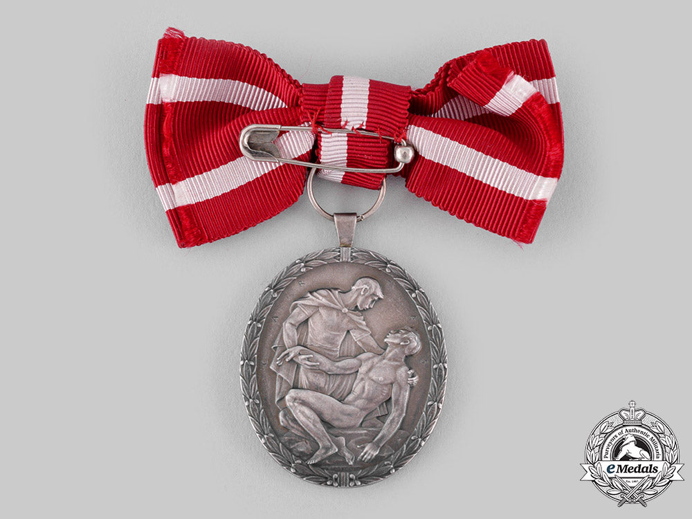 sweden,_kingdom._a_red_cross_medal_for_ladies1968_ci19_1176