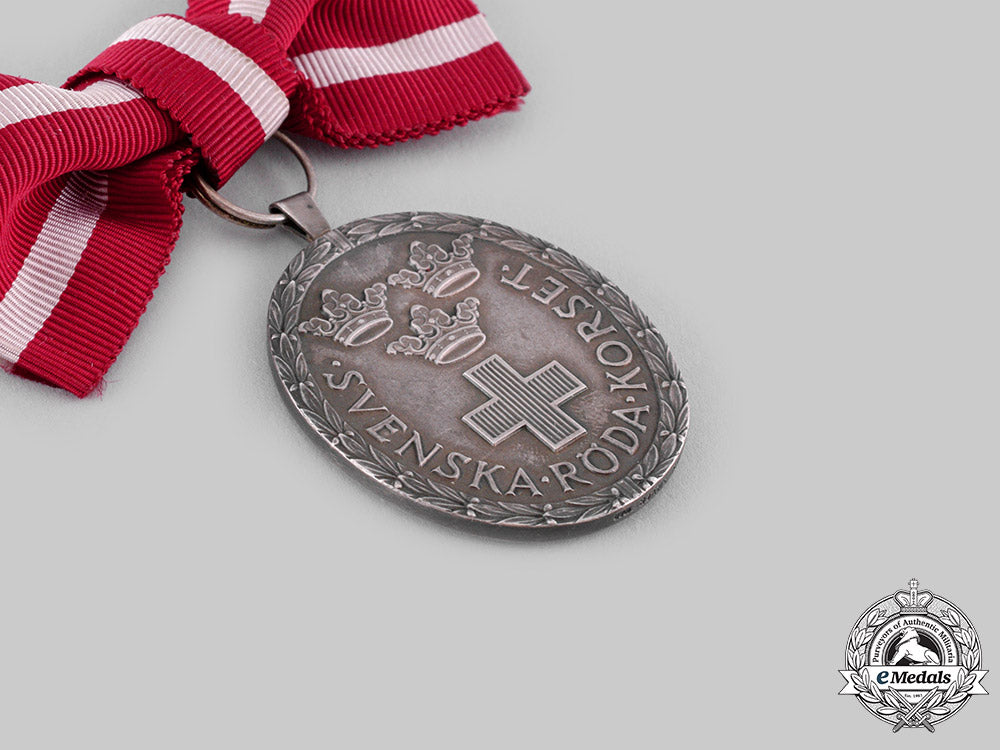 sweden,_kingdom._a_red_cross_medal_for_ladies1968_ci19_1177