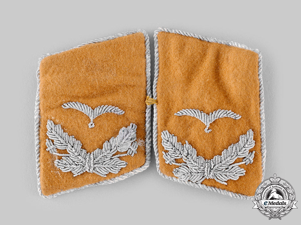 germany,_luftwaffe._a_set_of_communications_leutnant_collar_tabs_ci19_1285