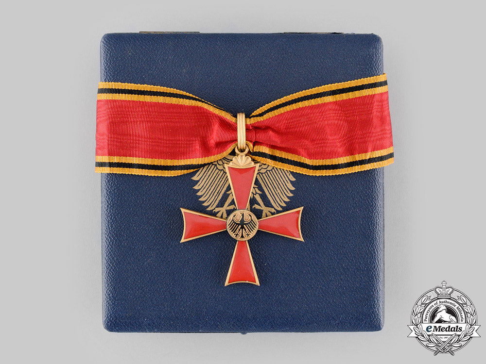 germany,_federal_republic._an_order_of_merit,_commander's_cross_with_case,_by_schuler&_kun_ci19_1358