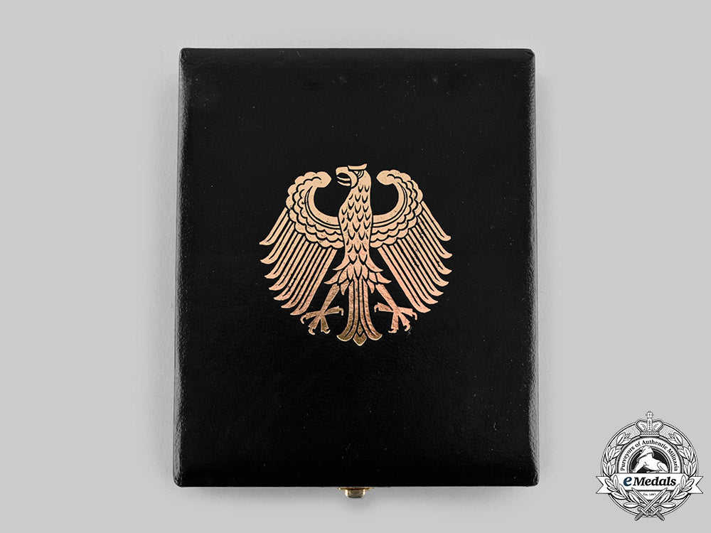 germany,_federal_republic._an_order_of_merit,_i_class_officer_with_case,_ladies_issue,_by_steinhauer&_luck_ci19_1414_1_1_1