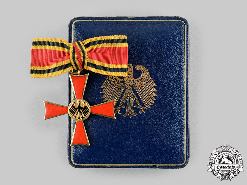 germany,_federal_republic._a_ladies_merit_cross_of_the_order_of_merit_of_the_federal_republic_of_germany,_with_case,_by_steinhauer&_lück_ci19_1637_3_1