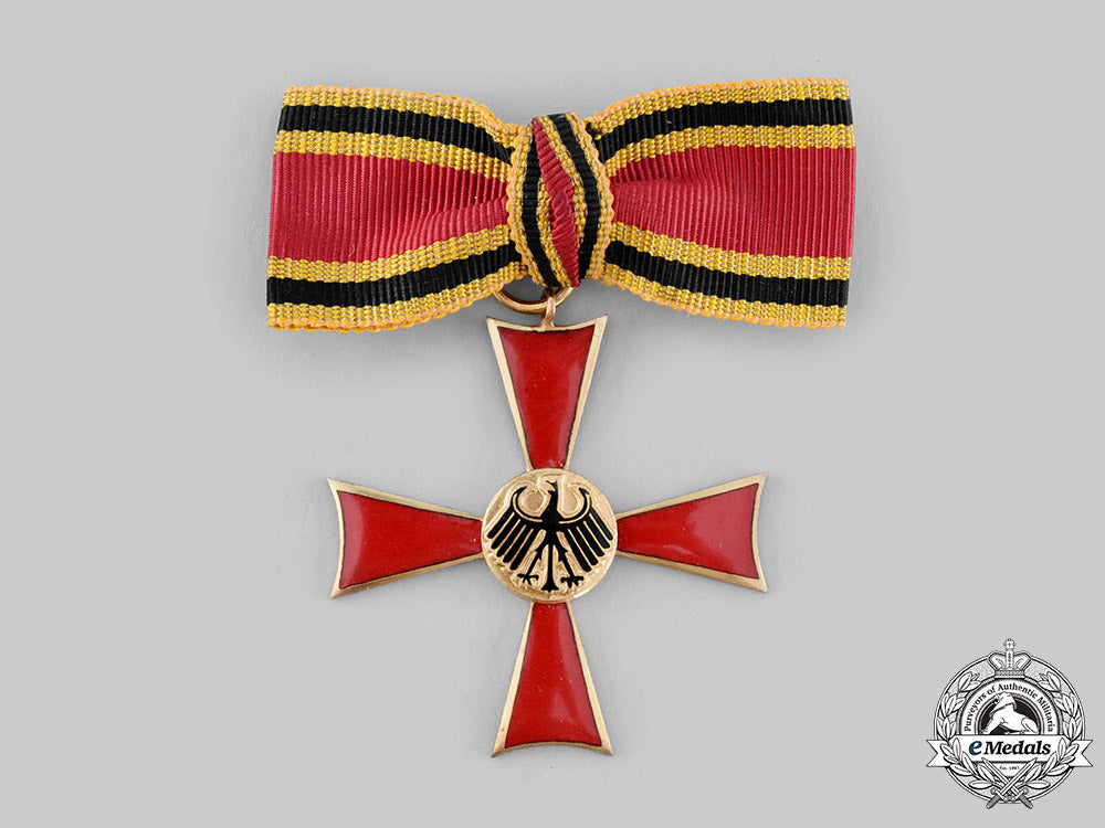 germany,_federal_republic._a_ladies_merit_cross_of_the_order_of_merit_of_the_federal_republic_of_germany,_with_case,_by_steinhauer&_lück_ci19_1638_3_1