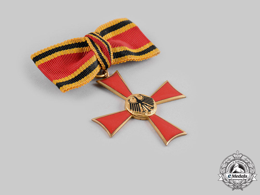 germany,_federal_republic._a_ladies_merit_cross_of_the_order_of_merit_of_the_federal_republic_of_germany,_with_case,_by_steinhauer&_lück_ci19_1640_2_1