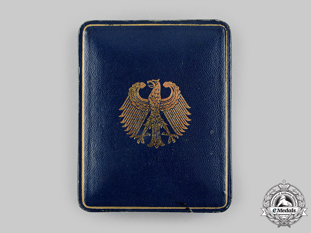 germany,_federal_republic._a_ladies_merit_cross_of_the_order_of_merit_of_the_federal_republic_of_germany,_with_case,_by_steinhauer&_lück_ci19_1641_2_1
