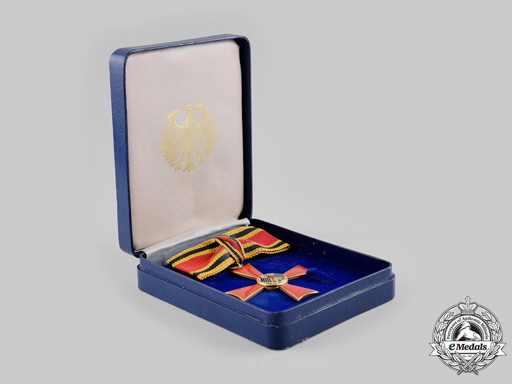 germany,_federal_republic._a_ladies_merit_cross_of_the_order_of_merit_of_the_federal_republic_of_germany,_with_case,_by_steinhauer&_lück_ci19_1643_2_1