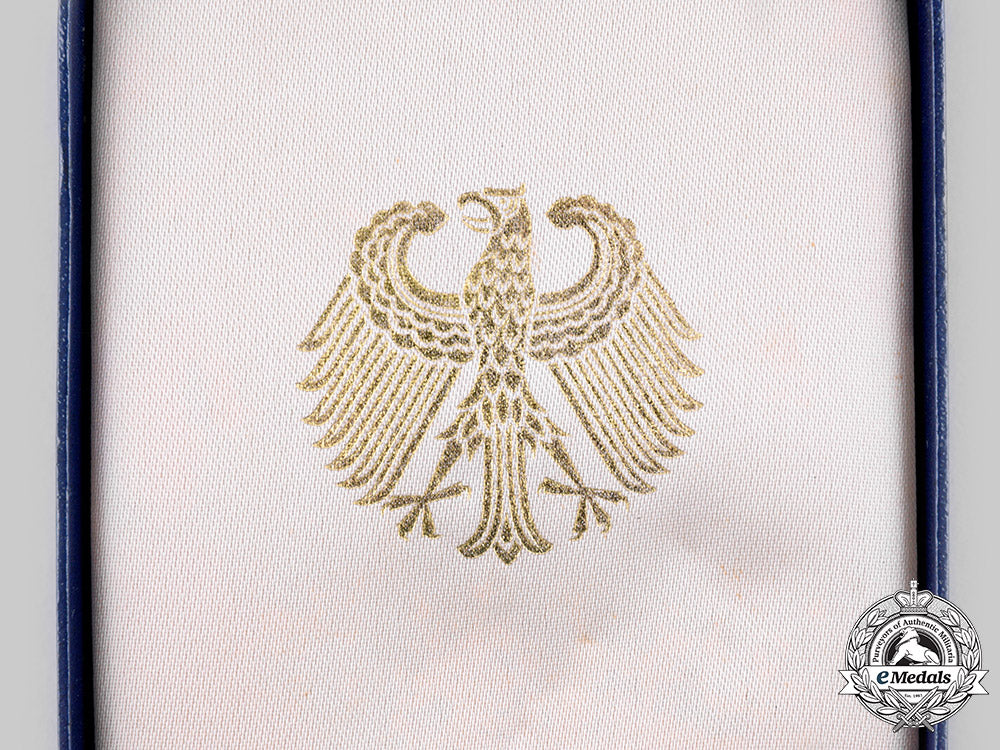 germany,_federal_republic._a_ladies_merit_cross_of_the_order_of_merit_of_the_federal_republic_of_germany,_with_case,_by_steinhauer&_lück_ci19_1645_3_1