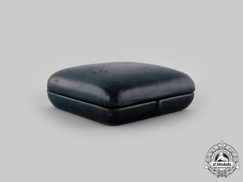 spain,_fascist_state._an_order_of_saint_raymond_of_peñafort_with_case,_miniature,_by_villanueva&_laiseca_c.1950_ci19_1718_1